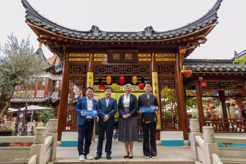 40 Jahre Hamburg–Shanghai im Yu Garden: Chen Qiuyi (v. l.), Präsident der Hamburger China-Gesellschaft e. V., LIN Dong, Generalkonsul der Volksrepublik China in Hamburg, Corinna Nienstedt, Leiterin des Staatsamtes der Senatskanzlei Hamburg, und Hu Junjie, Vizepräsident von Yuyuan Inc., am 3. September 2026. Foto: © YUYUAN Inc. 