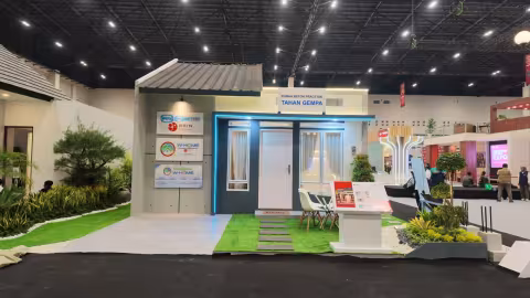 Das Fertighaus WHOME von WIKA Beton auf einem Messestand mit der Aufschrift „Rumah Beton Pracetak Tahan Gempa" (erdbebensicheres Betonfertighaus), präsentiert auf der Danantara Housing Expo 2026 in Jakarta.