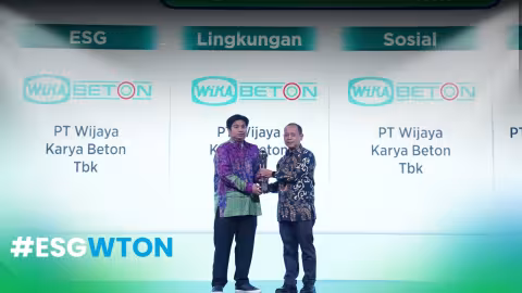 Heri Susanto, Mitbegründer und CCO von Katadata, überreicht WIKA Beton eine Auszeichnung beim KESGI Award 2026.