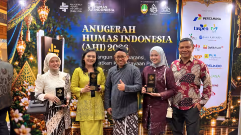 Asmono Wikan, Gründer und CEO von Humas Indonesia (Mitte), überreicht bei den Anugerah Humas Indonesia 2026 die Auszeichnung an das Team Investor Relations und Public Relations